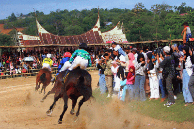Joki memacu kuda pada ajang pacu kuda Alek Anak Nagari Pacu Kuda Open Race 2022 di Lapangan Dang Tuanku, Kabupaten Tanah Datar, Sumatera Barat.