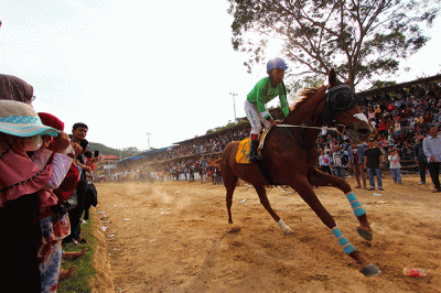 Joki memacu kuda pada ajang pacu kuda Alek Anak Nagari Pacu Kuda Open Race 2022 di Lapangan Dang Tuanku, Kabupaten Tanah Datar, Sumatera Barat.