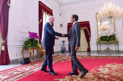 Presiden Joko Widodo menyambut langsung kunjungan kehormatan Presiden FIFA, Giovani Vicenzo Infantino atau Gianni Infantino, di Istana Merdeka, Jakarta.