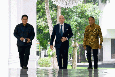 Presiden Joko Widodo menyambut langsung kunjungan kehormatan Presiden FIFA, Giovani Vicenzo Infantino atau Gianni Infantino, di Istana Merdeka, Jakarta.