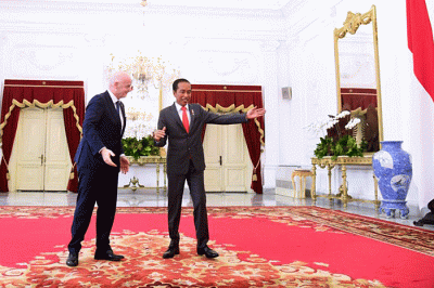 Presiden Joko Widodo menyambut langsung kunjungan kehormatan Presiden FIFA, Giovani Vicenzo Infantino atau Gianni Infantino, di Istana Merdeka, Jakarta.