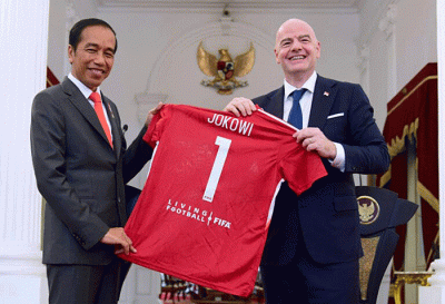 Presiden Joko Widodo menyambut langsung kunjungan kehormatan Presiden FIFA, Giovani Vicenzo Infantino atau Gianni Infantino, di Istana Merdeka, Jakarta.