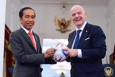 Presiden Joko Widodo menyambut langsung kunjungan kehormatan Presiden FIFA, Giovani Vicenzo Infantino atau Gianni Infantino, di Istana Merdeka, Jakarta.