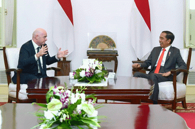 Presiden Joko Widodo menyambut langsung kunjungan kehormatan Presiden FIFA, Giovani Vicenzo Infantino atau Gianni Infantino, di Istana Merdeka, Jakarta.