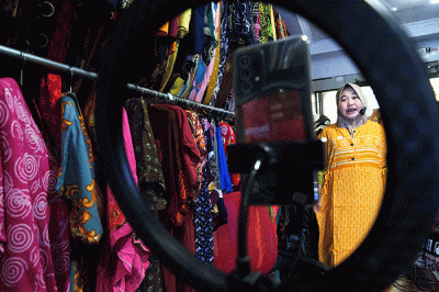 Pemilik brand AS Collection menjual dagangannya secara online di Jalan Andi Djemma, Makassar, Selasa (18/10/2022).