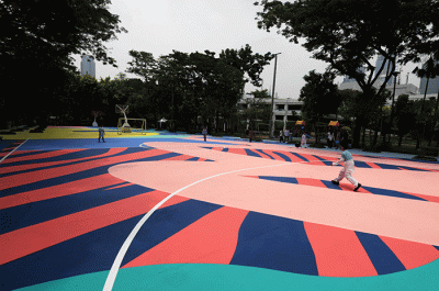 Seniman graffiti Stereoflow Adi Dharma menghadirkan karya mural terbarunya di 4 lapangan Taman Menteng, Jakarta Pusat, Selasa (18/10/2022).