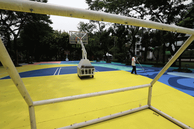 Seniman graffiti Stereoflow Adi Dharma menghadirkan karya mural terbarunya di 4 lapangan Taman Menteng, Jakarta Pusat, Selasa (18/10/2022).