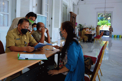 Petugas memberikan pelayanan bagi warga yang melapor di Posko Pengaduan Masyarakat, didepan Pendopo Balai Kota DKI Jakarta, Jakarta, Selasa (18/10/2022).