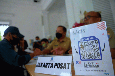 Petugas memberikan pelayanan bagi warga yang melapor di Posko Pengaduan Masyarakat, didepan Pendopo Balai Kota DKI Jakarta, Jakarta, Selasa (18/10/2022).