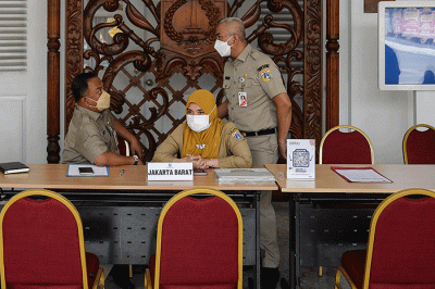 Petugas memberikan pelayanan bagi warga yang melapor di Posko Pengaduan Masyarakat, didepan Pendopo Balai Kota DKI Jakarta, Jakarta, Selasa (18/10/2022).