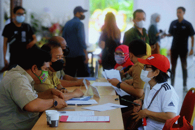 Petugas memberikan pelayanan bagi warga yang melapor di Posko Pengaduan Masyarakat, didepan Pendopo Balai Kota DKI Jakarta, Jakarta, Selasa (18/10/2022).