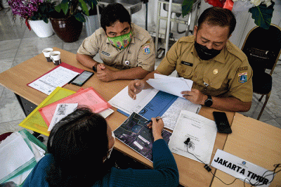 Petugas memberikan pelayanan bagi warga yang melapor di Posko Pengaduan Masyarakat, didepan Pendopo Balai Kota DKI Jakarta, Jakarta, Selasa (18/10/2022).