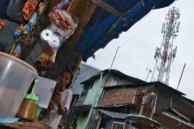 Warga memanfaatkan teknologi smartphone saat beraktivitas di kawasan PT Tower Bersama Infrastructure Tbk (TBIG).