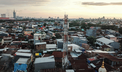 Warga memanfaatkan teknologi smartphone saat beraktivitas di kawasan PT Tower Bersama Infrastructure Tbk (TBIG).