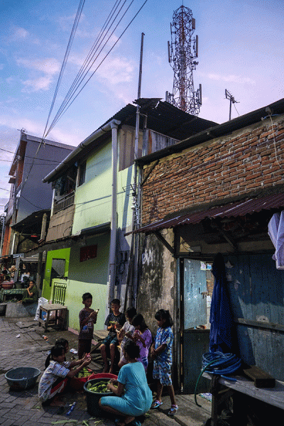 Warga memanfaatkan teknologi smartphone saat beraktivitas di kawasan PT Tower Bersama Infrastructure Tbk (TBIG).