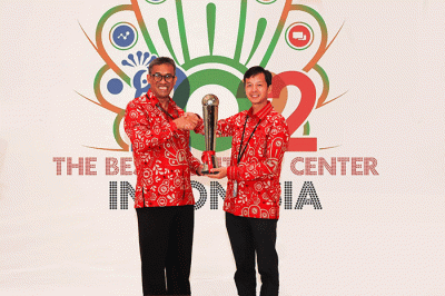 Wakil Presiden Direktur Armand Wahyudi Hartono (kanan) menerima penghargaan Gold Champion.