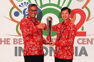 Wakil Presiden Direktur Armand Wahyudi Hartono (kanan) menerima penghargaan Gold Champion.