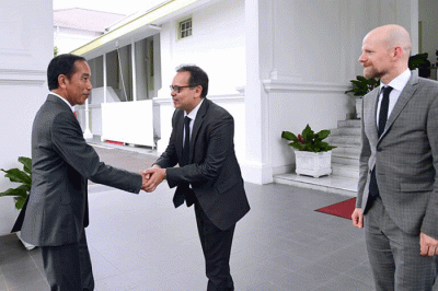 Presiden Joko Widodo usai bertemu dengan Presiden FIFA, Giovani Vicenzo Infantino atau Gianni Infantino, di Istana Merdeka, Jakarta.