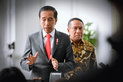 Presiden Joko Widodo usai bertemu dengan Presiden FIFA, Giovani Vicenzo Infantino atau Gianni Infantino, di Istana Merdeka, Jakarta.