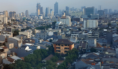 Permukiman rumah warga dan gedung-gedung bertingkat terlihat dari ketinggian di kawasan Jakarta Pusat, Rabu (19/10/2022).