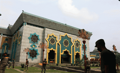 Petugas melakukan pembersihan halaman Masjid Islamic Centre, Koja, Jakarta Utara, Kamis (20/10/2022).