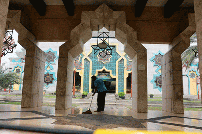 Petugas melakukan pembersihan halaman Masjid Islamic Centre, Koja, Jakarta Utara, Kamis (20/10/2022).