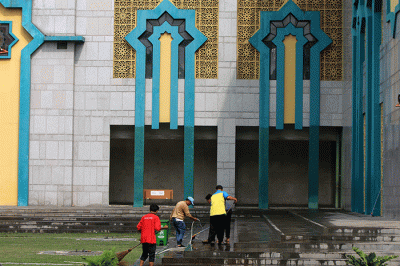 Petugas melakukan pembersihan halaman Masjid Islamic Centre, Koja, Jakarta Utara, Kamis (20/10/2022).