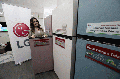 Model berpose disamping lemari es LG Macaron saat peluncuran di Jakarta, Rabu (19/10/2022).