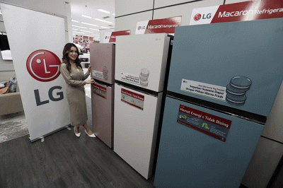 Model berpose disamping lemari es LG Macaron saat peluncuran di Jakarta, Rabu (19/10/2022).