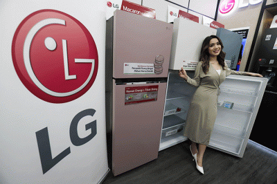 Model berpose disamping lemari es LG Macaron saat peluncuran di Jakarta, Rabu (19/10/2022).