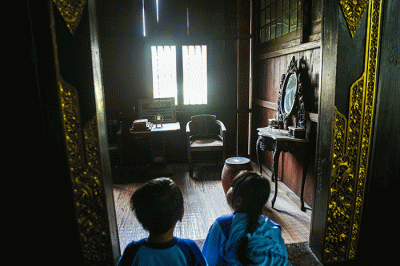 Anak anak TK ditemani orang tua mereka mengunjungi Rumah Limas di sela mengikuti lomba mewarnai di Museum Negeri Sumatera Selatan, Palembang, Rabu (19/10/2022).