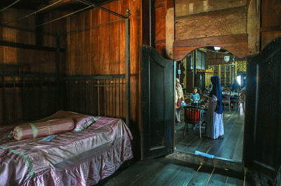 Anak anak TK ditemani orang tua mereka mengunjungi Rumah Limas di sela mengikuti lomba mewarnai di Museum Negeri Sumatera Selatan, Palembang, Rabu (19/10/2022).