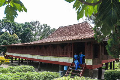 Anak anak TK ditemani orang tua mereka mengunjungi Rumah Limas di sela mengikuti lomba mewarnai di Museum Negeri Sumatera Selatan, Palembang, Rabu (19/10/2022).