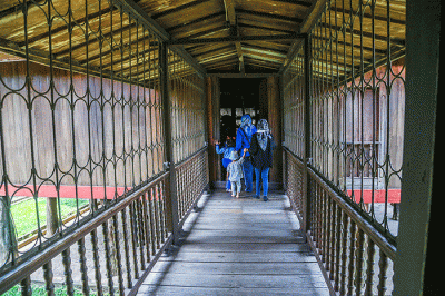 Anak anak TK ditemani orang tua mereka mengunjungi Rumah Limas di sela mengikuti lomba mewarnai di Museum Negeri Sumatera Selatan, Palembang, Rabu (19/10/2022).