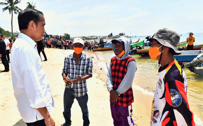 Presiden Joko Widodo mengunjungi Kampung Nelayan Tanjung Laut sekaligus berdialog dengan para nelayan di Kabupaten Bangka Barat.