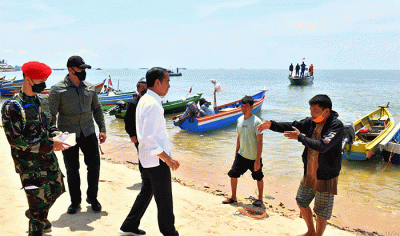 Presiden Joko Widodo mengunjungi Kampung Nelayan Tanjung Laut sekaligus berdialog dengan para nelayan di Kabupaten Bangka Barat.
