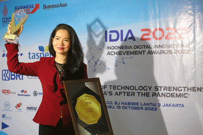 Direktur IT & Online Trading MNC Sekuritas Fifi Virgantria (kanan) menerima Penghargaan utama Indonesia Digital Innovation and Achievement Awards 2022.