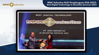 Direktur IT & Online Trading MNC Sekuritas Fifi Virgantria (kanan) menerima Penghargaan utama Indonesia Digital Innovation and Achievement Awards 2022.