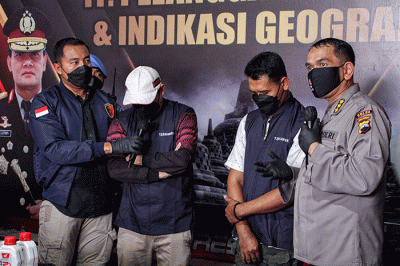 Pengungkapan kasus produksi oli palsu di daerah Semarang Utara, Kota Semarang, Jawa Tengah, Kamis (20/10/2022).
