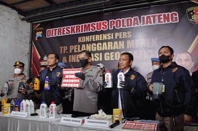 Pengungkapan kasus produksi oli palsu di daerah Semarang Utara, Kota Semarang, Jawa Tengah, Kamis (20/10/2022).