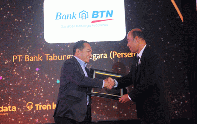 Direktur Human Capital, Compliance, and Legal PT Bank Tabungan Negara (Persero) Tbk. Eko Waluyo (kiri) menerima penghargaan di ajang ESG Excelence 2022.