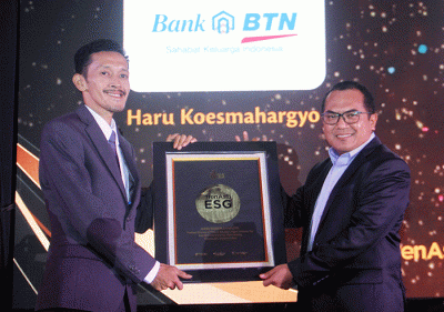 Direktur Human Capital, Compliance, and Legal PT Bank Tabungan Negara (Persero) Tbk. Eko Waluyo (kiri) menerima penghargaan di ajang ESG Excelence 2022.