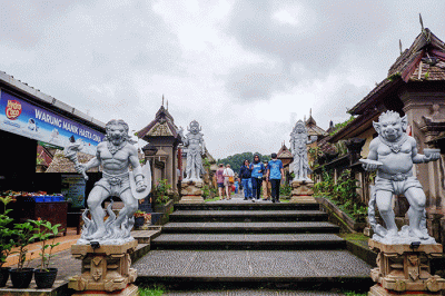 Suasana pengunjung berwisata di Desa Wisata Penglipuran, Kecamatan Bangli, Kabupaten Bangli, Bali, Kamis (20/10/2022).