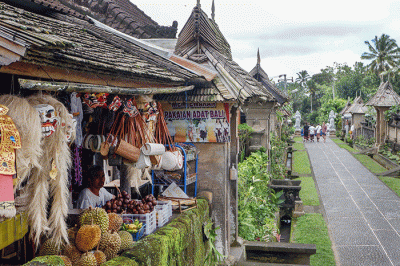 Suasana pengunjung berwisata di Desa Wisata Penglipuran, Kecamatan Bangli, Kabupaten Bangli, Bali, Kamis (20/10/2022).