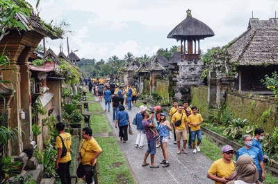Suasana pengunjung berwisata di Desa Wisata Penglipuran, Kecamatan Bangli, Kabupaten Bangli, Bali, Kamis (20/10/2022).