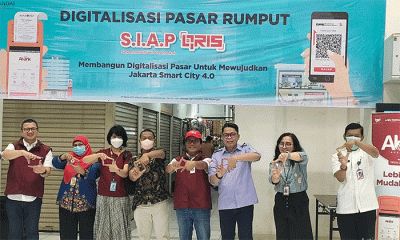 Transaksi menggunakan QRIS di depan toko salah satu pelaku UMKM di Pasar Rumput, Jakarta, Jumat (21/10/2022).