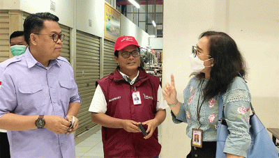 Transaksi menggunakan QRIS di depan toko salah satu pelaku UMKM di Pasar Rumput, Jakarta, Jumat (21/10/2022).