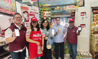 Transaksi menggunakan QRIS di depan toko salah satu pelaku UMKM di Pasar Rumput, Jakarta, Jumat (21/10/2022).