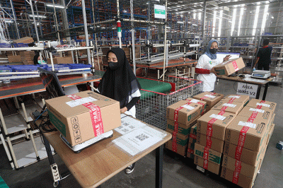 Sejumlah karyawan beraktifitas di gudang pintar ‘Dilayani Tokopedia’, dikawasan Osowilangun Surabaya, Jawa Timur, Kamis (20/10/2022).