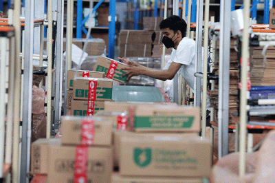 Sejumlah karyawan beraktifitas di gudang pintar ‘Dilayani Tokopedia’, dikawasan Osowilangun Surabaya, Jawa Timur, Kamis (20/10/2022).